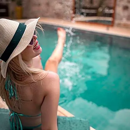 Avlu Cunda Hotel *